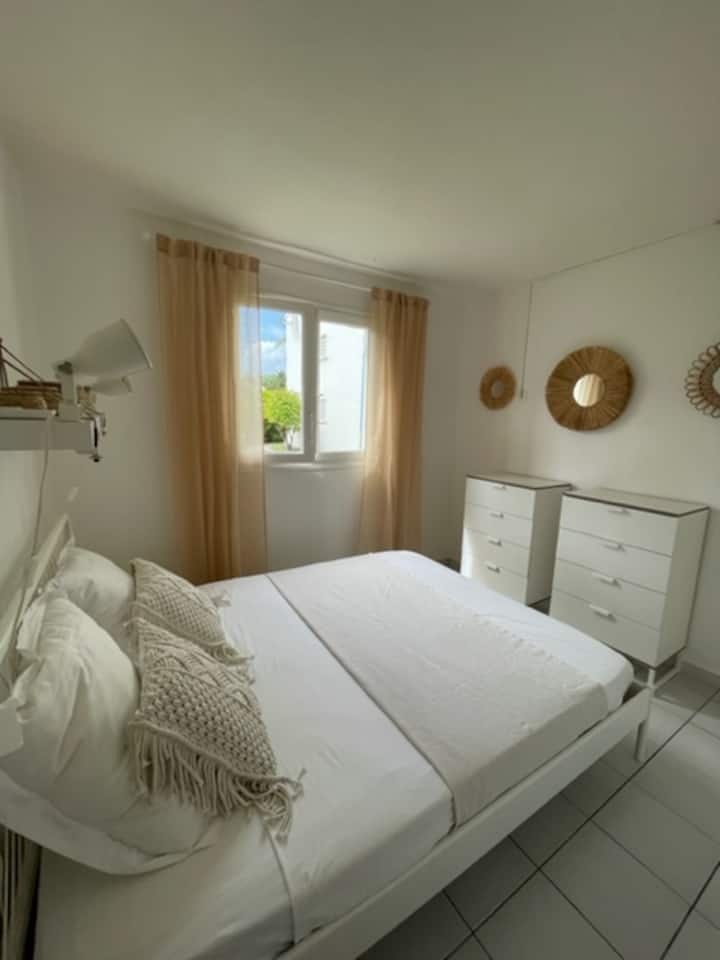 El dormitorio con cama de matrimonio.