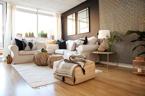Anuncio de Airbnb popular: Enjoy sunshine @designer duplex w/ terrace+parking en Conde De Ureña