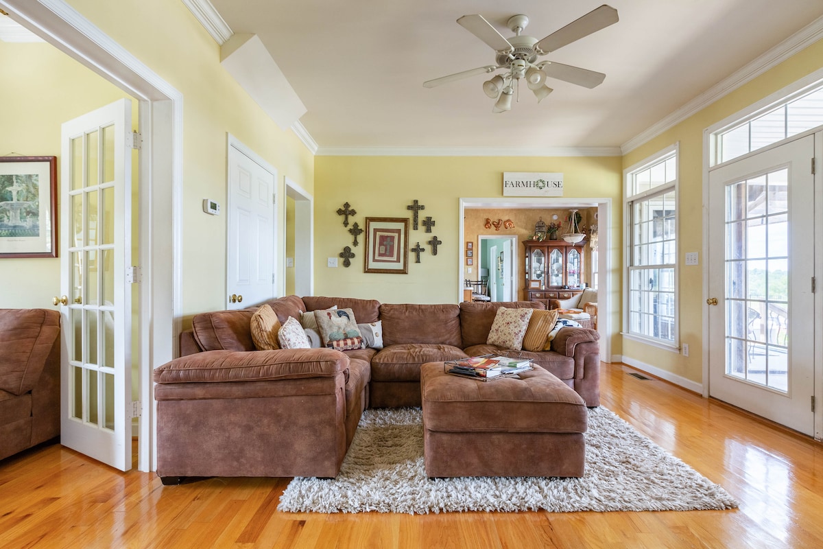 Ďalšou izbou je zadná obývacia izba s 65-palcovým televízorom so streamovacími aplikáciami. Táto izba spája a pozerá sa na premietaný vonkajší obytný priestor. Krásny výhľad na hory. Táto izba má veľkú sekčnú pohovku v tvare písmena L, v prípade potreby 2 lôžka. 