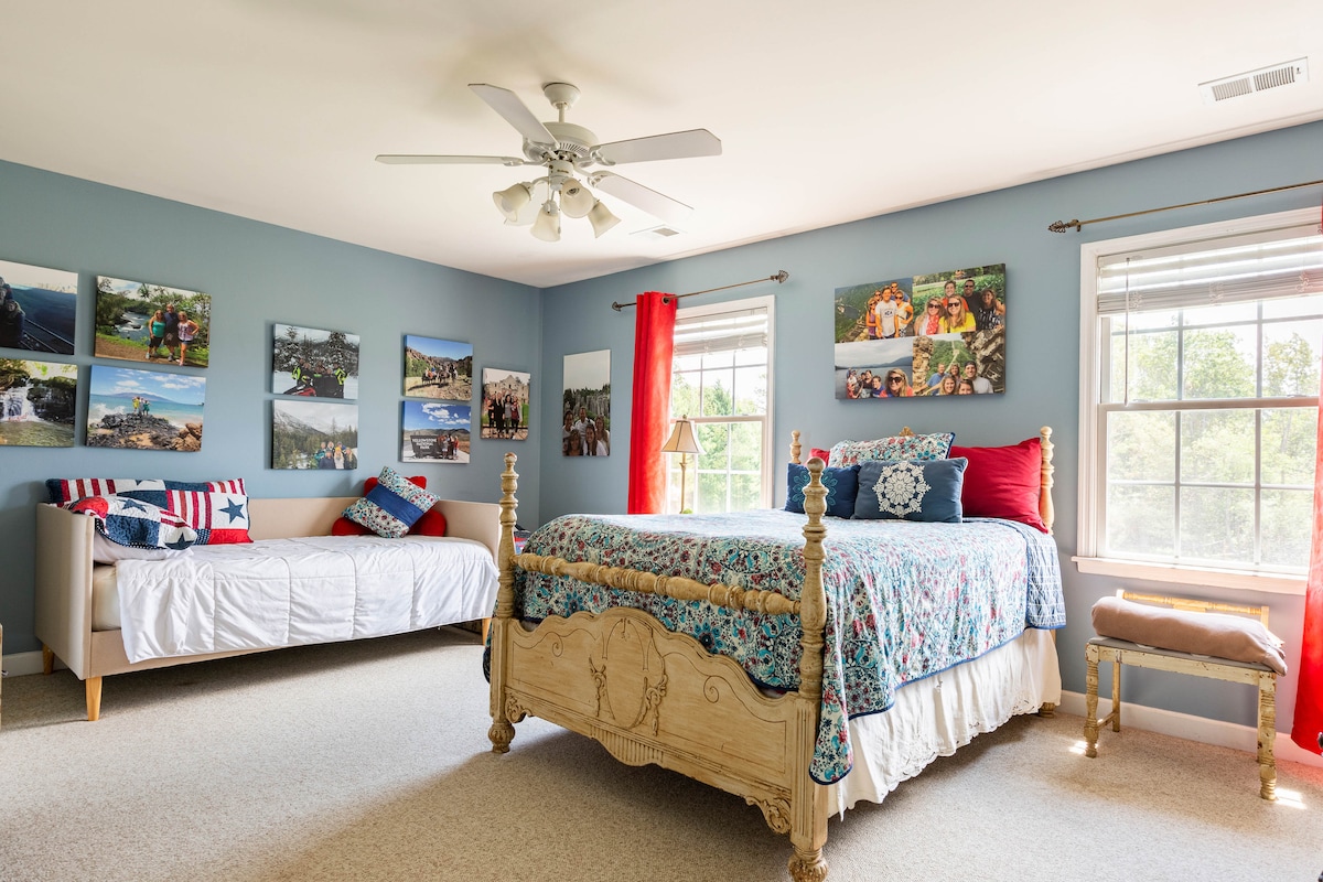 Spálňa na poschodí číslo 1. Hlavná spálňa na poschodí s 1 manželskou posteľou Queen a 1 dvojlôžkom. V tejto izbe sa spia 3. Táto izba má vlastnú kúpeľňu s dvojitým umývadlom, záhradnou vaňou a sprchovacím kútom.