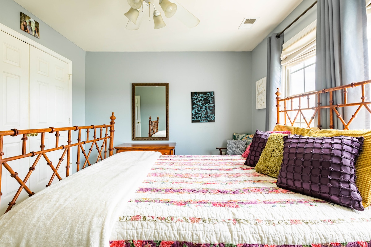 Spálňa na poschodí číslo 3 s 1 manželskou posteľou. Táto izba má 2 lôžka. 