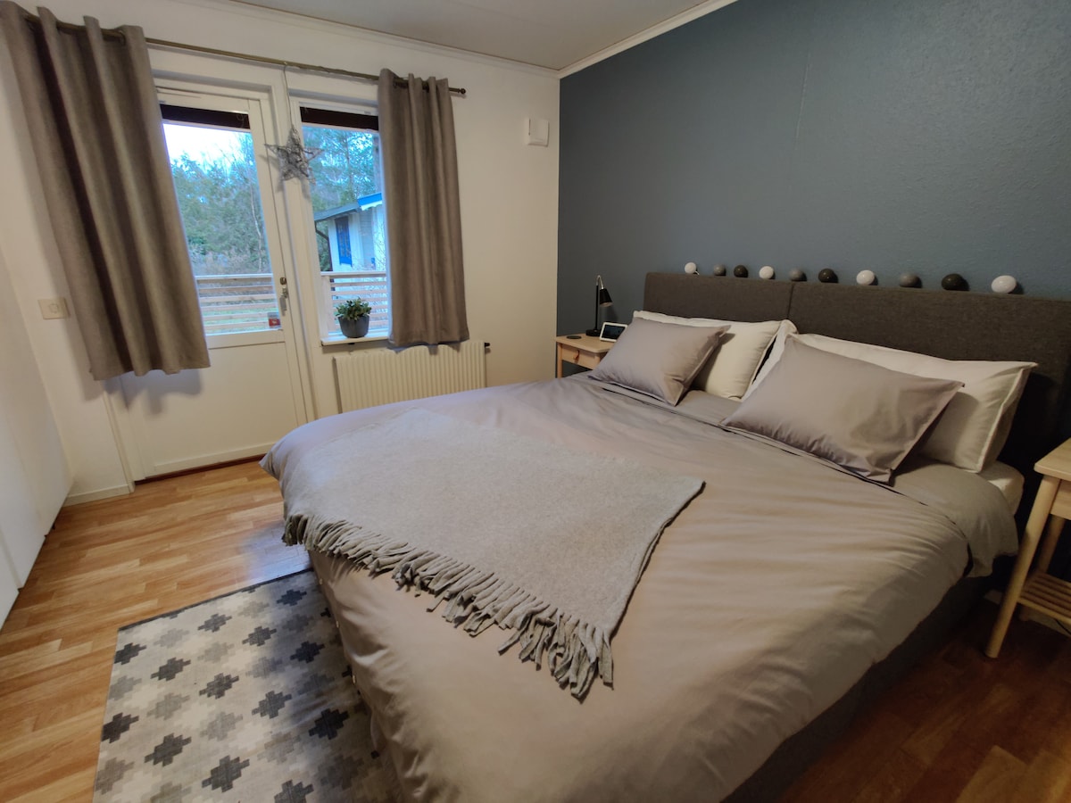 Hlavná spálňa. Posteľ 1,80m.
Druhý obrázok.