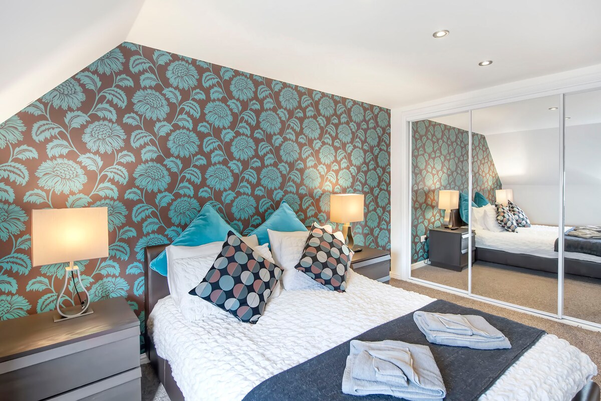 Dormitorio principal con cama tamaño king y ropa de cama de algodón egipcio