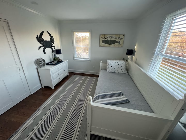 Twin bedroom with pull out twin trundle