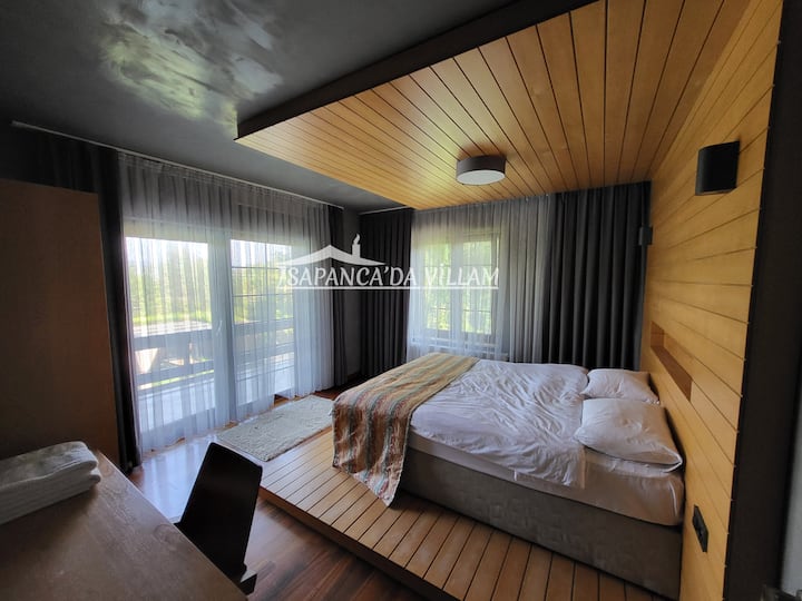 Მაღლა, 1 ოთახი ორადგილიანი საწოლით. ზედა სართული 1 ორადგილიანი საწოლი ოთახი.