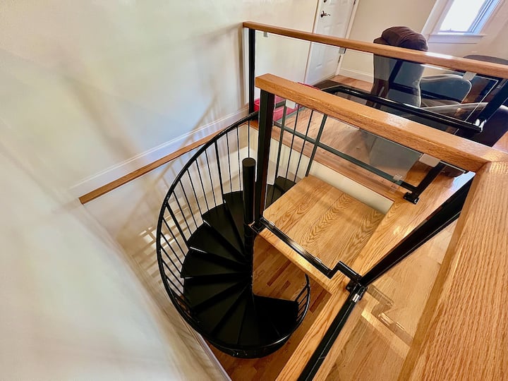 บันไดไปยังอ่างอาบน้ำในตัวชั้นล่าง 