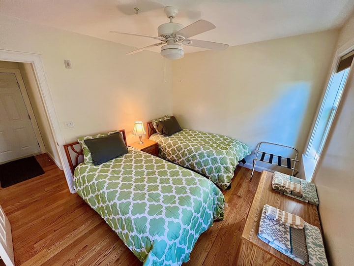 ห้องนอนที่สองบนชั้นหลัก  