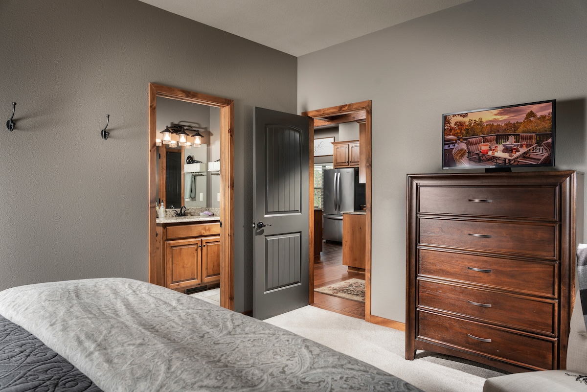 חדר גדול בקומה הראשית עם טלוויזיה חכמה 40אינץ ' HD, חדר אמבטיה, מקלחת וארון