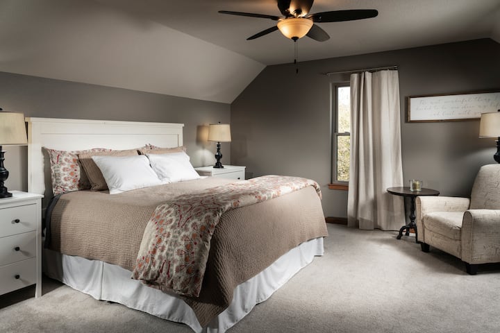 1st of 2 Upper level Suites w/ 40" Smart TV, salónik, písací stôl, vlastná kúpeľňa, šatník