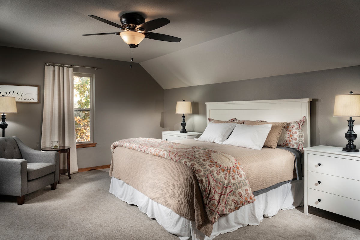 2 מתוך 2 סוויטות במפלס העליון עם טלוויזיה חכמה בגודל 40אינץ ', טרקלין, שולחן עבודה, חדר רחצה פרטי, ארון