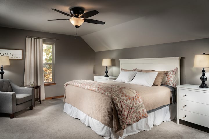 2. z 2 apartmánov na hornom poschodí s 40" inteligentným televízorom, salónikom, písacím stolom, vlastnou kúpeľňou, šatníkom