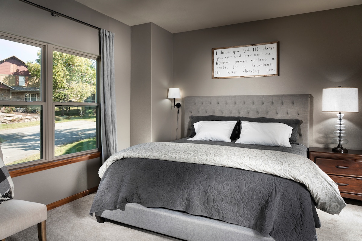 חדר גדול בקומה הראשית עם טלוויזיה חכמה 40אינץ ' HD, חדר אמבטיה, מקלחת וארון