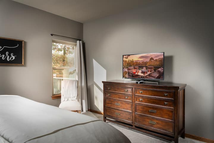 Veľký majster na hlavnej úrovni so 40-palcovou HD inteligentnou televíziou, vlastnou kúpeľňou, vaňou, šatníkom