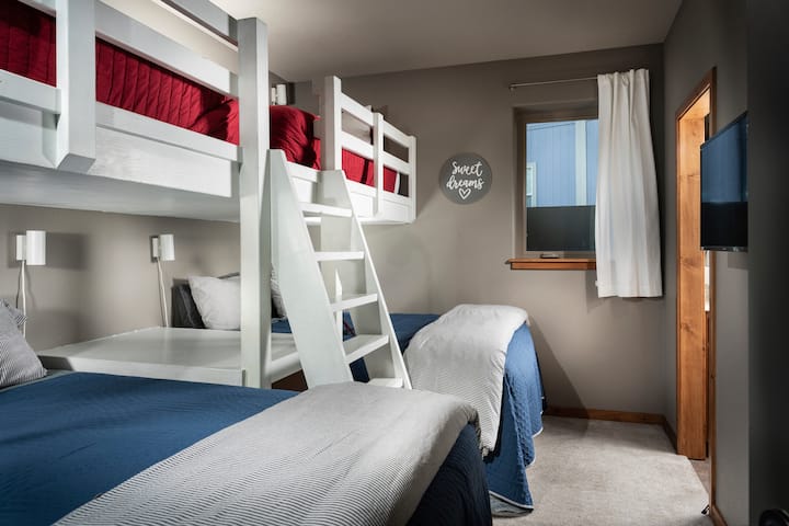 Ďalší zabudovaný systém poschodovej postele, 2 Queens na dne a 2 dvojčatá navrchu. ZÁBAVA!