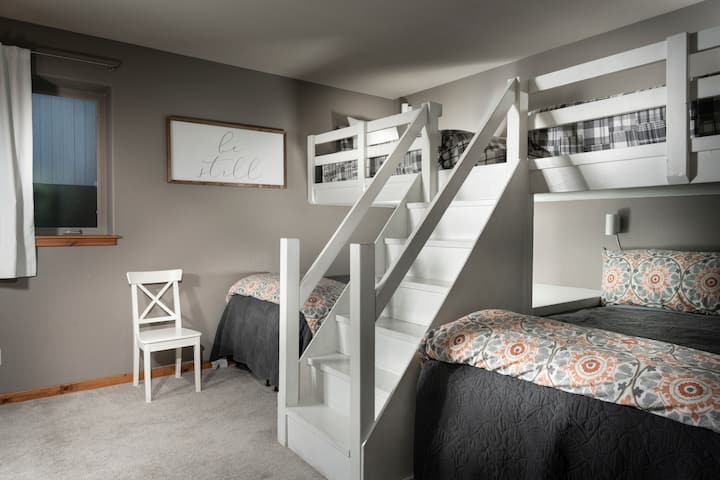 Obrovský vstavaný systém poschodovej postele, 2 Queens na dne a 2 dvojčatá navrchu. WOW!