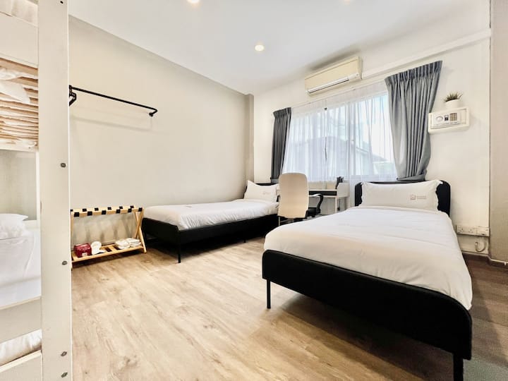Affordable Wide Room @ Nus & Hawpar Mrt (209) - Singapore