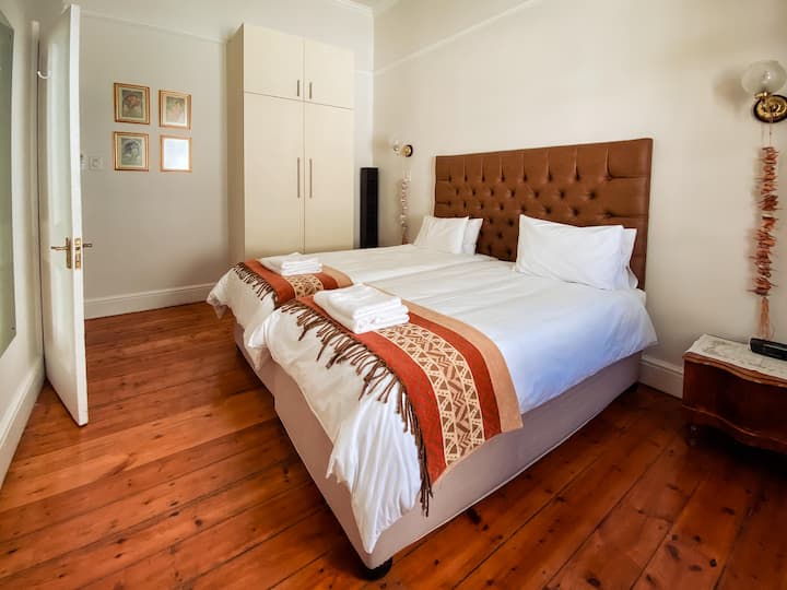 חדר שינה זוגי עם חדר רחצה צמוד