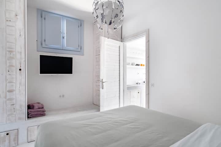 The bedroom

Slippers & hairdryer
Ironing facilities
A/C
Smart TV – WiFi – Bluetooth speakers