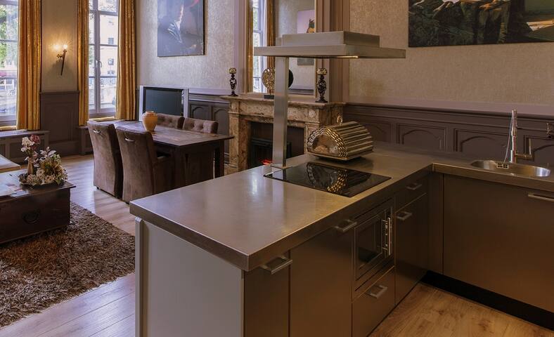 Johannes Vermeer apartment canal view gallery image 4