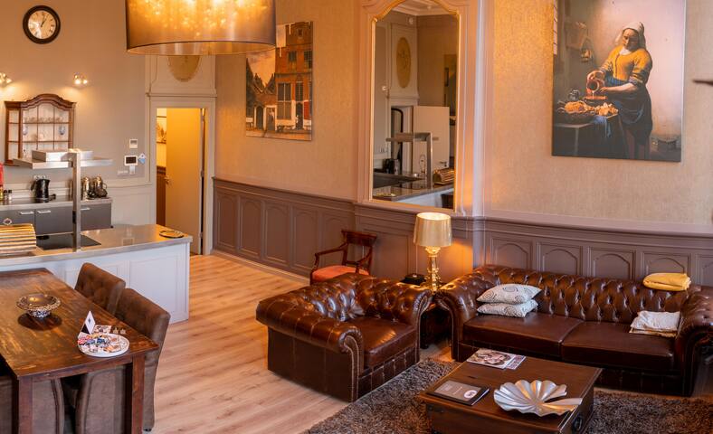 Johannes Vermeer apartment canal view gallery image 2