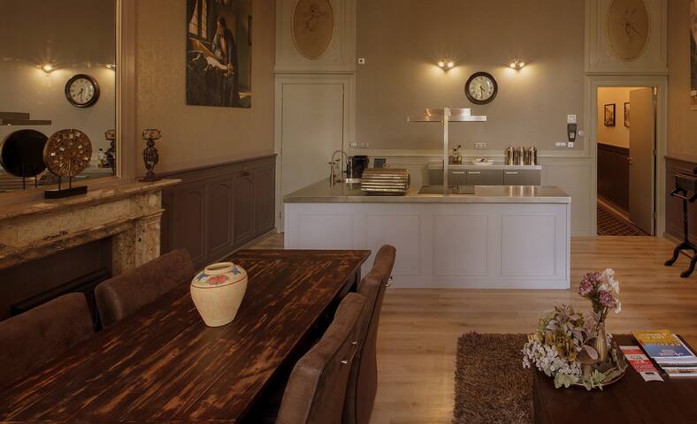 Johannes Vermeer apartment canal view gallery image 3