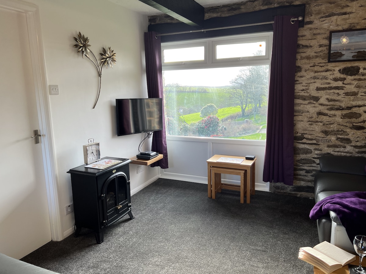 Top performing Airbnb: Hop loft, rural barn conversion, hot tub + pool in Lanteglos