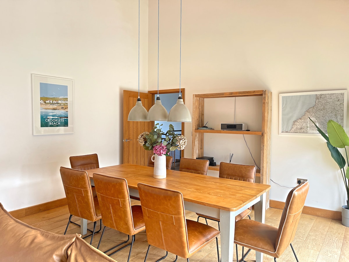 Top Airbnb: Hot Tub | Alpacas | Near Beach | Golf Simulator in St. Gennys