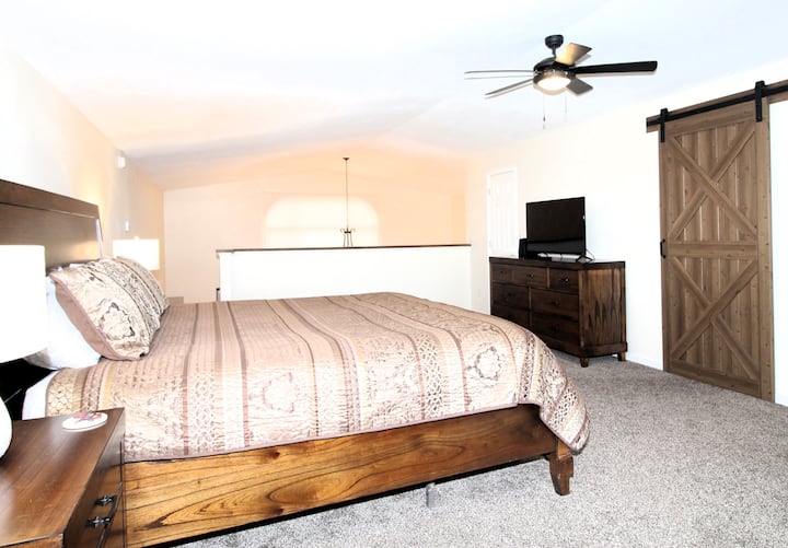 Უზარმაზარი ძირითადი ფლიგელი სმარტ-ტელევიზორით, აივნითა და ლუქს-კლასის სააბაზანოთი.