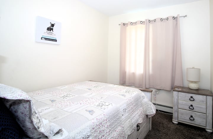 Საწოლი სრული ზომით საძინებელში №3