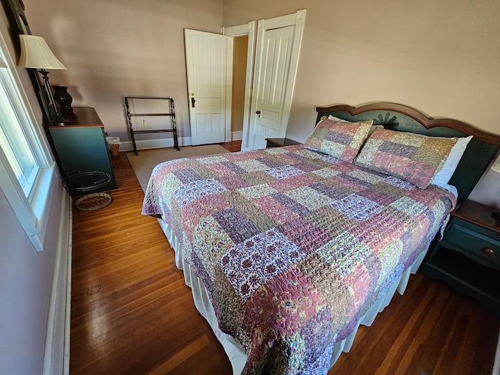 Chumba kimoja cha kulala, Chini. Kitanda aina ya Queen Size.