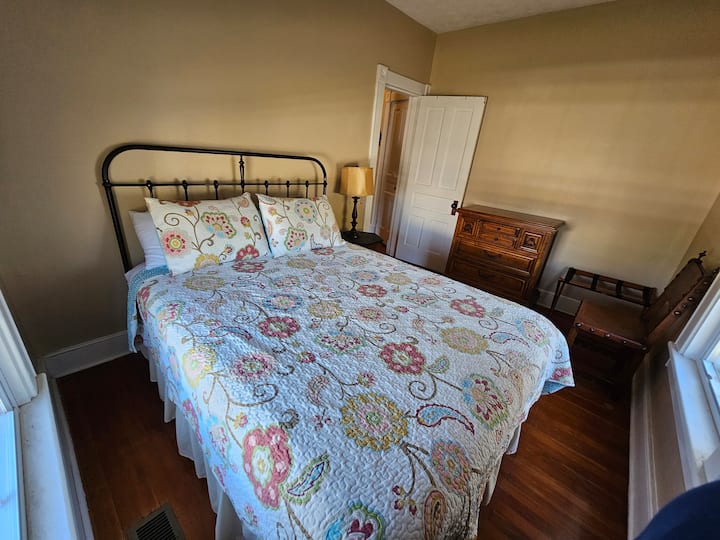 Chumba cha kulala cha Pili, Chini. Kitanda cha Ukubwa wa Malkia.