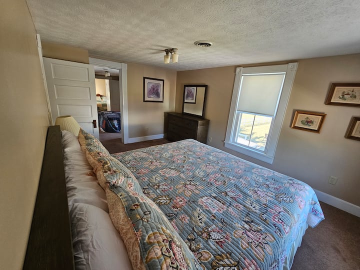 Chumba cha kulala cha Nne, Ghorofa ya Juu. Kitanda aina ya King Size.