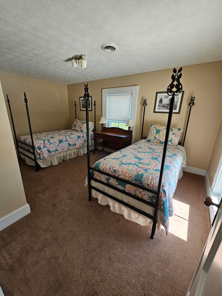 Chumba cha kulala Saba, Ghorofa ya Juu. Vitanda Viwili vya Twin Size.