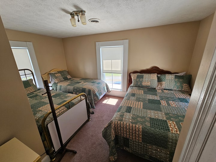 Chumba cha kulala cha Sita, Ghorofa ya Juu. Kitanda kimoja Kamili na Ukubwa wa Twin Mbili. 