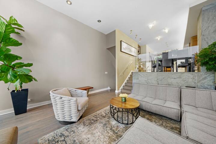 Beautiful Spacious RiverWest Townhome 4-Bed/4-Bath gallery image 3