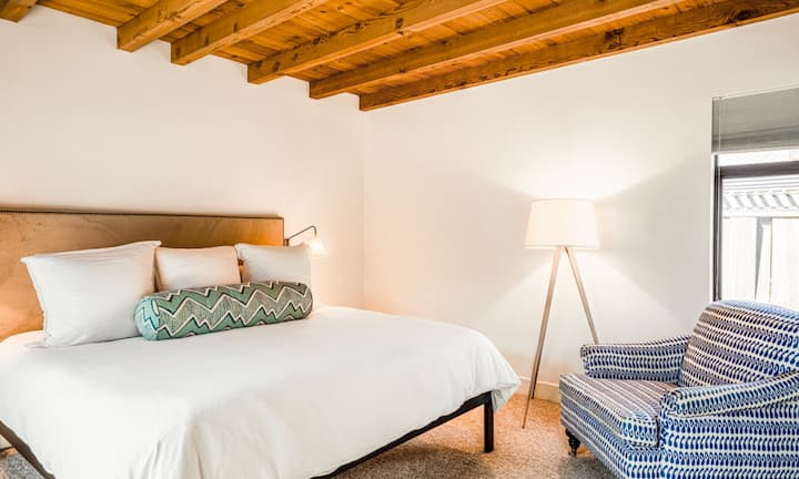 Spálňa #2 priestranná priestranná posteľ 