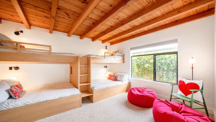 poschodová izba, dvojlôžková na dne, dvojčatá na vrchu. pohodlné matrace z pamäťovej peny.