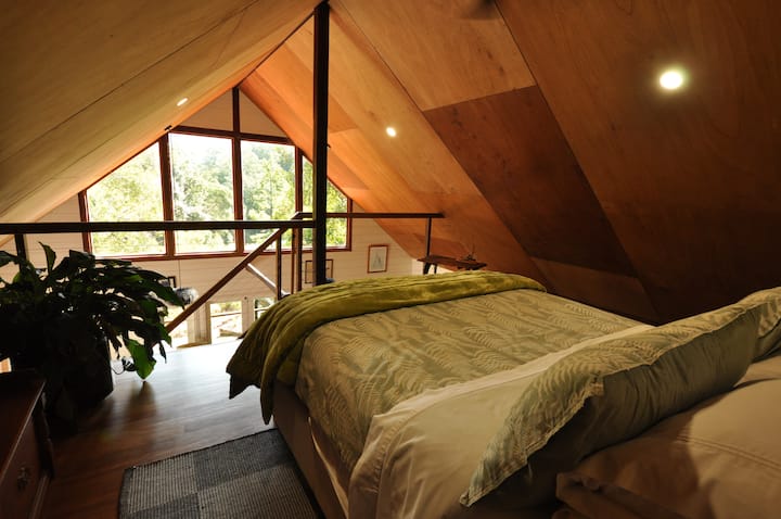 Një krevat i rehatshëm me pamje nga kopshti dhe trashëgimia botërore Parku Kombëtar Dorrigo përtej. Ka një ventilator mbi kokë dhe një ajër të ciklit të kundërt. Për dimër ka batanije shtesë dhe një batanije elektrike me kontroll të dyfishtë.