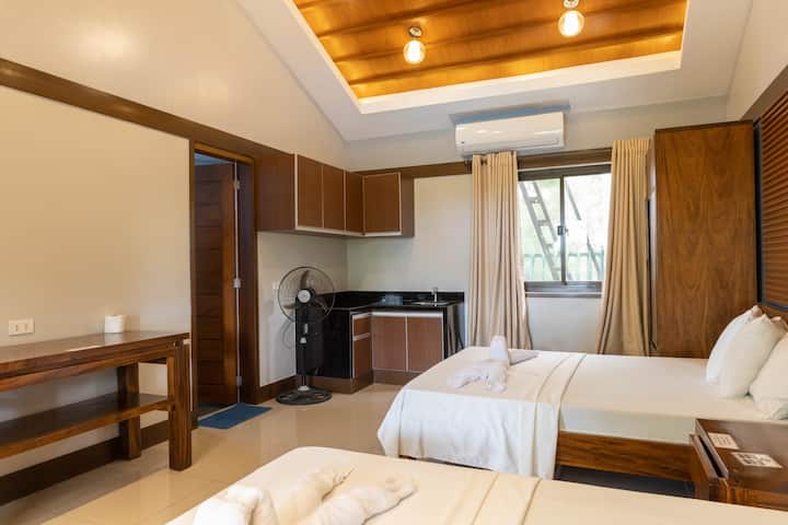 Room C
Bedroom with own bathroom
Equipped with a/c and ceiling fans

2 queen-sized beds