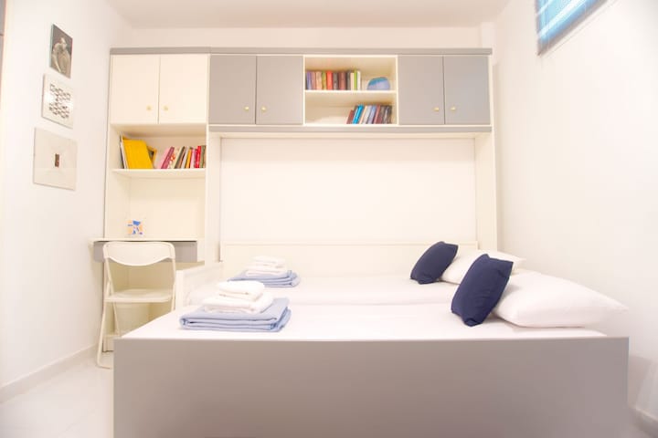 ห้องนอน 4 มีเตียงเดี่ยว 2 เตียง
