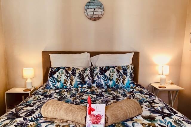 ห้องนอนพร้อมเตียงควีนไซส์