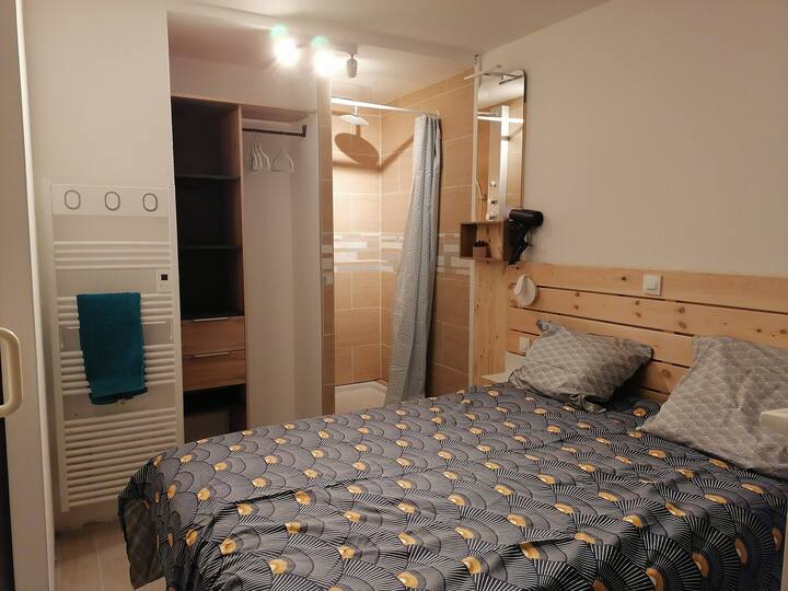 ห้องนอน 1 พร้อมฝักบัวมองเห็นระเบียง