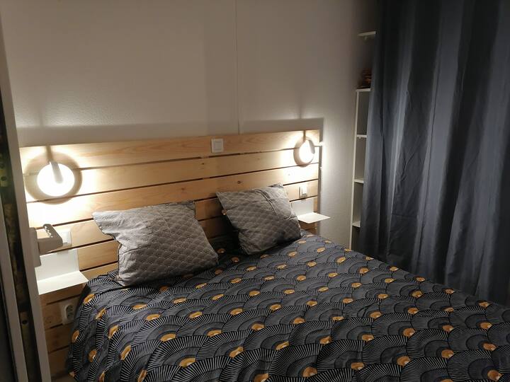 ห้องนอน 2 ตู้เสื้อผ้าขนาดใหญ่มองเห็นระเบียงพร้อมห้องนั่งเล่นขนาดเล็ก