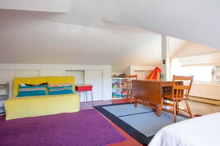 « The Longshire ». Lit complet, lit jumeau et futon.  Plus des tonnes de puzzles et une table supplémentaire pour travailler ou jouer.