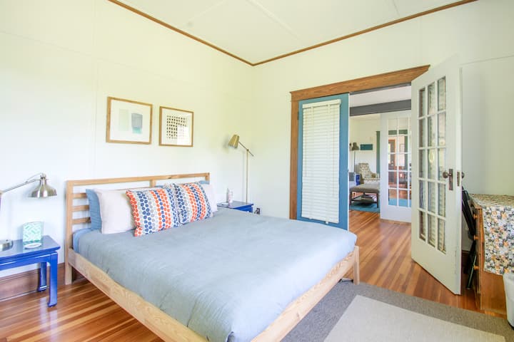 Chambre principale. Lit confortable, quatre oreillers et belle couette.  Plus un bureau pour travailler.