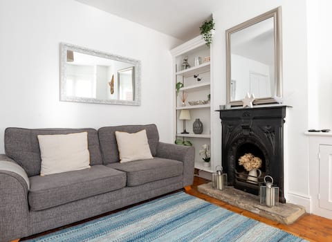 Successful Airbnb property: Durham Cottage - in the heart of Cowes old town in Cowes