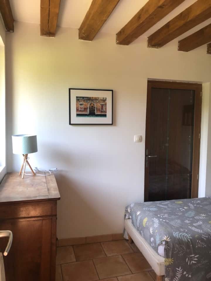 Chambre du bas avec deux lits simple