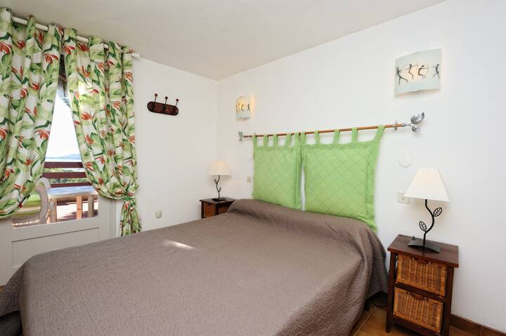 Dhomë gjumi me krevat 140 cm në katin përdhes