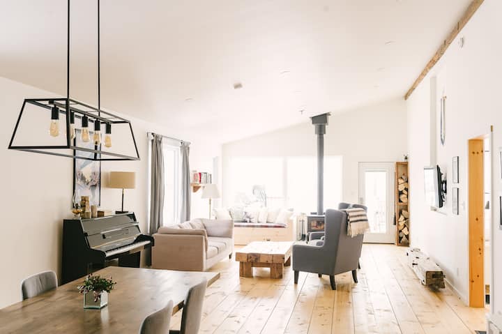 Wellington Waterfront Home - Sand Banks, ON