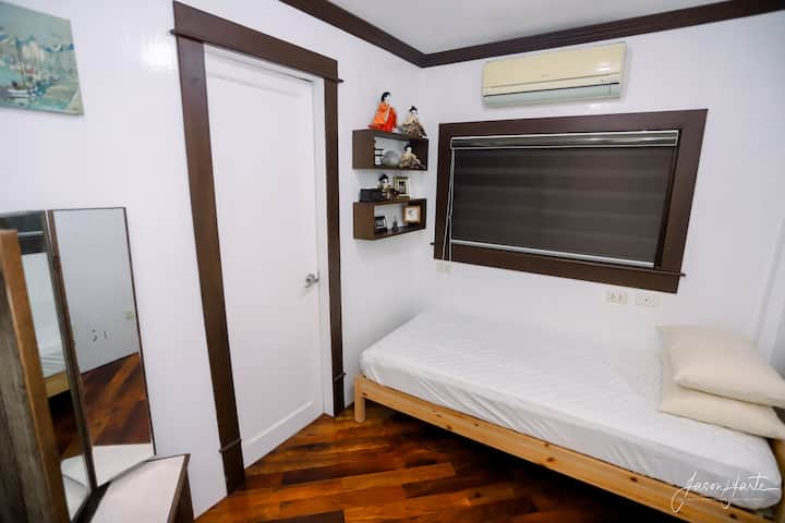 Room 101:
- 1 single bed
- with air-conditioning
- with private bathroom